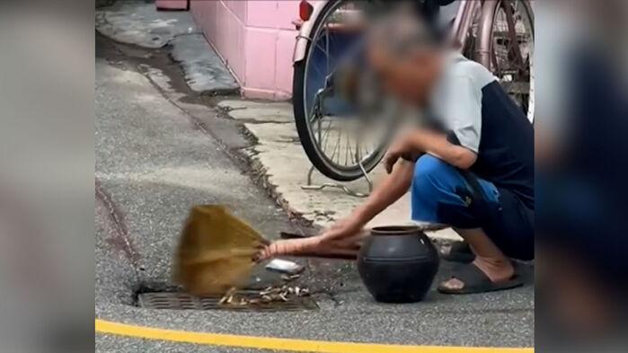 하수구 옆 앉아서 '슥슥'…침수 피해 다음 날 충격의 장면