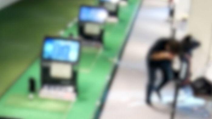 [단독] '깡!' 얼굴 움켜쥐고 '피 철철'…골프 연습장서 날벼락 