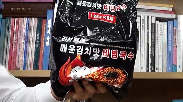 검정 봉지에 불 뿜는 닭…북한이 베낀 불닭볶음면?