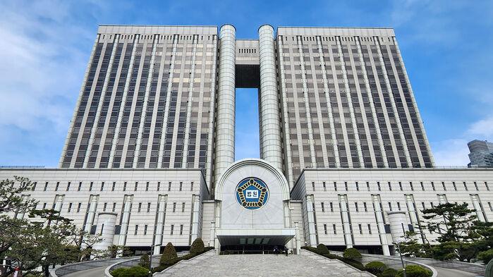 고객정보 빼내 "가족몰살" 협박 돈뜯으려 한 휴대전화점주 실형