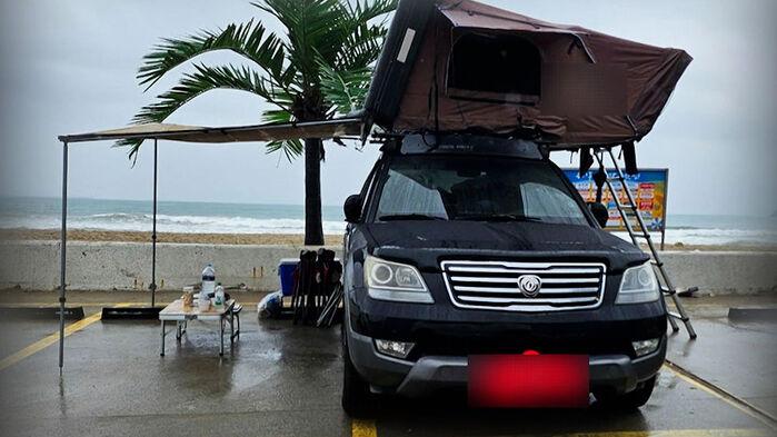 "주차장 꽉 찼는데" SUV 옆 텐트에 사다리까지