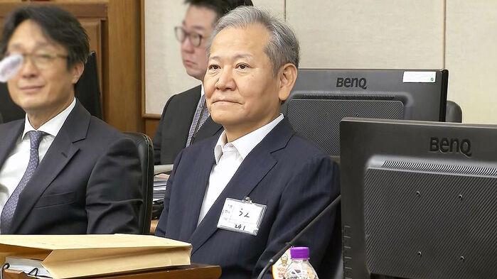 가슴에 '수형번호 52'…재판 생중계서 잡힌 수척해진 모습