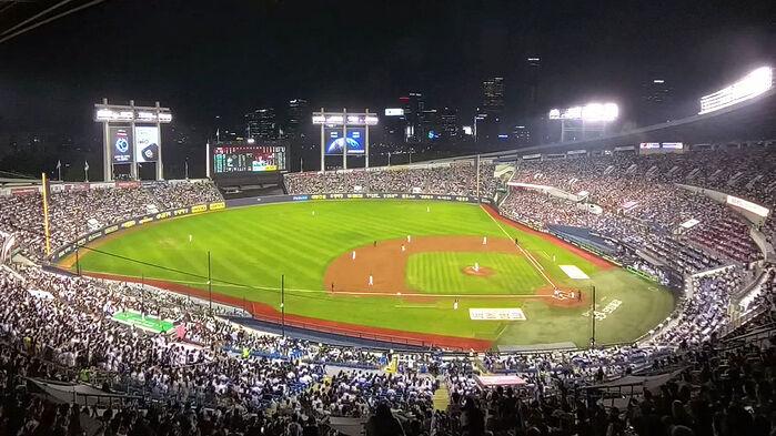 "망했다"던 시절은 끝! 1,200만 떼창 만든 매력은?