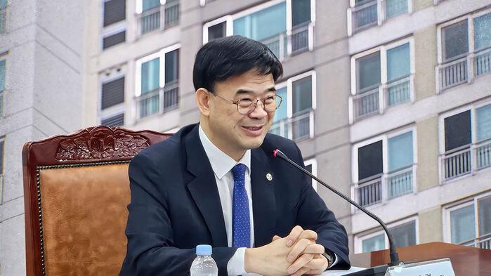 "돈 모아 집 사라"더니…국토차관 갭투자 논란
