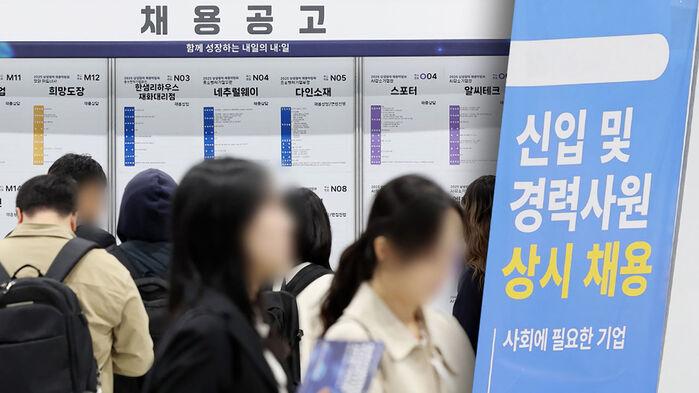 청년은 취업난, 기업은 구인난…채용박람회 '북적'
