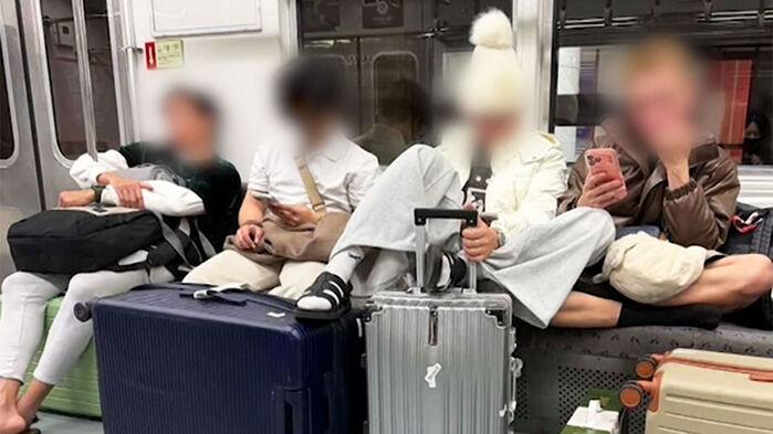 "불쾌" 분노 부른 사진…지하철 점령한 '민폐 관광객'