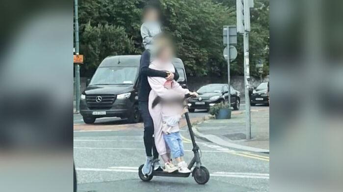 킥보드 1대에 4명이…"설마 한국?" 사진 봤더니