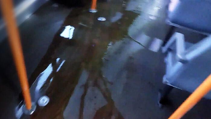 버스서 초록 액체 '왈칵'…"뜨거운 김이" 승객 봉변