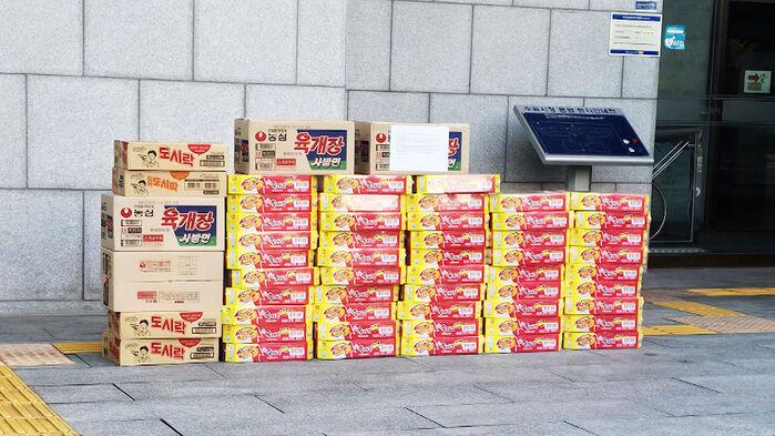 시청 앞 놓인 '수십 개' 상자들…"7년째 계속" 정체