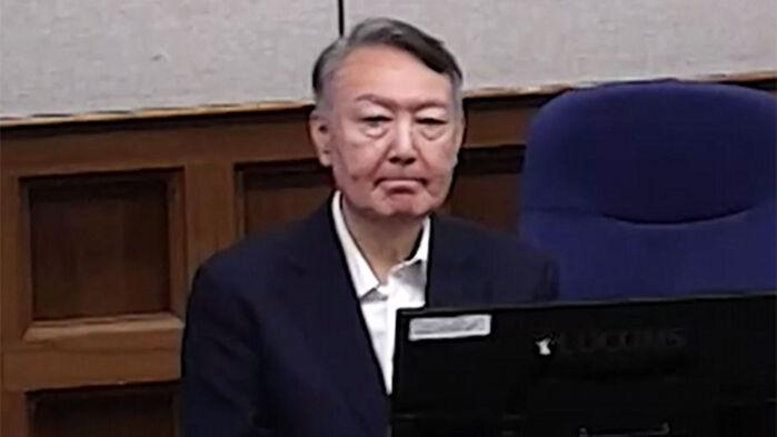 "김건희가 뭐냐" 특검팀에 발끈…호위무사와 법정 대면