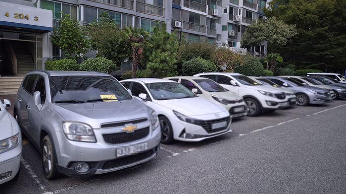 아파트 주차장 점령해놓고…딱지 붙이자 "나 공무원인데"