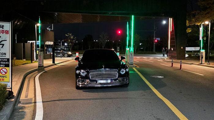 "돌아가달라" 경비원 말에…아파트 입구 막은 외제차