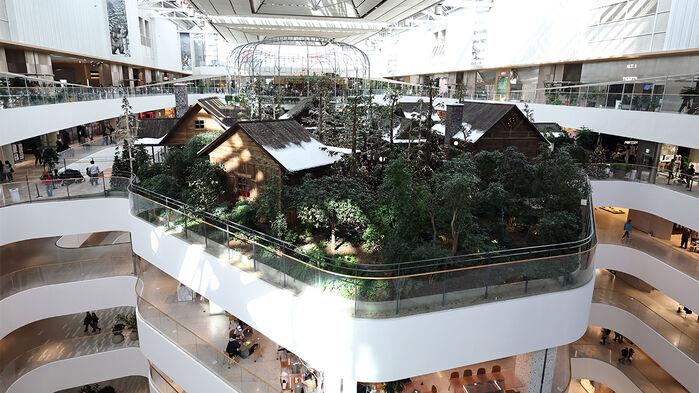 "도망쳐라" 폭파 협박글 하루 만에…이번엔 더현대서울