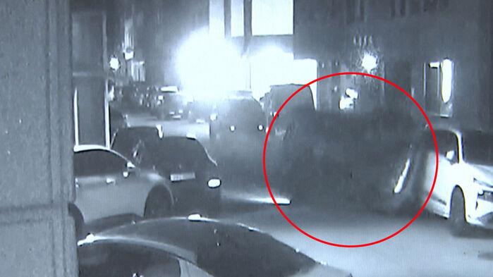 만취 차량 갇혀 꺼내는데…"빨리 좀" 욕설에 발길질