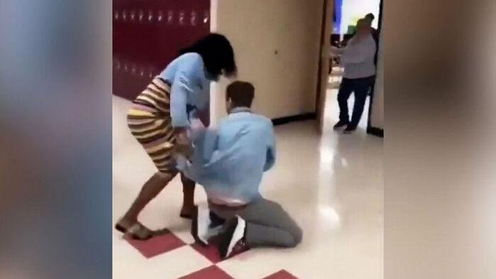 졸졸 따라가 교사 얼굴에 '칙'…여고생의 만행