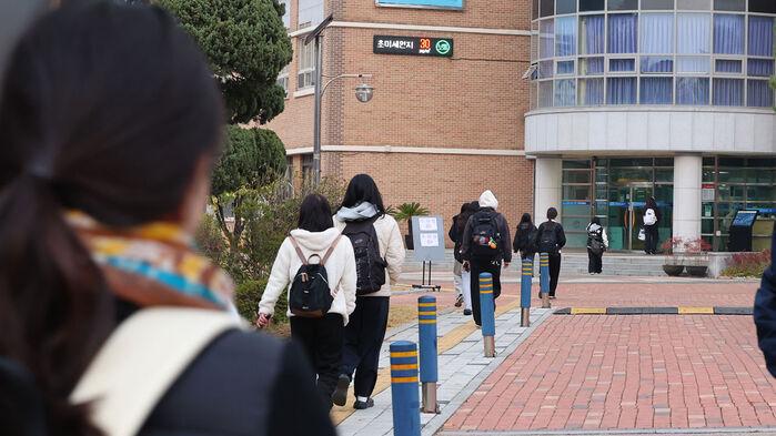 "목표 대학 떨어져" 수험생 폭발…"평가원 탓" 잇단 불만