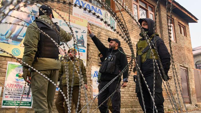 경찰서에서 폭발물 터져 9명 사망·32명 부상…"단순 사고"