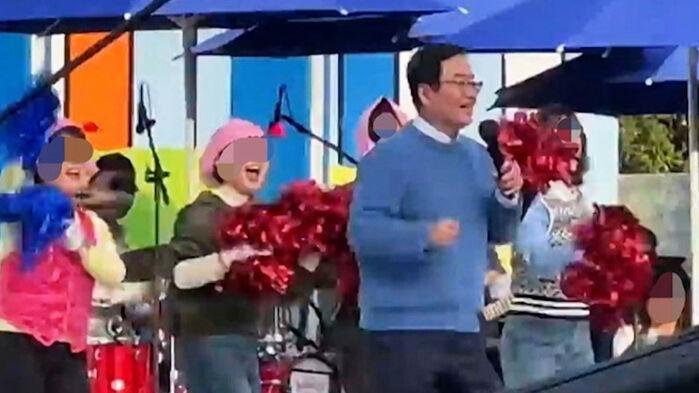 여성 공무원들을 백댄서로…"고통스러워" 구청장 결국