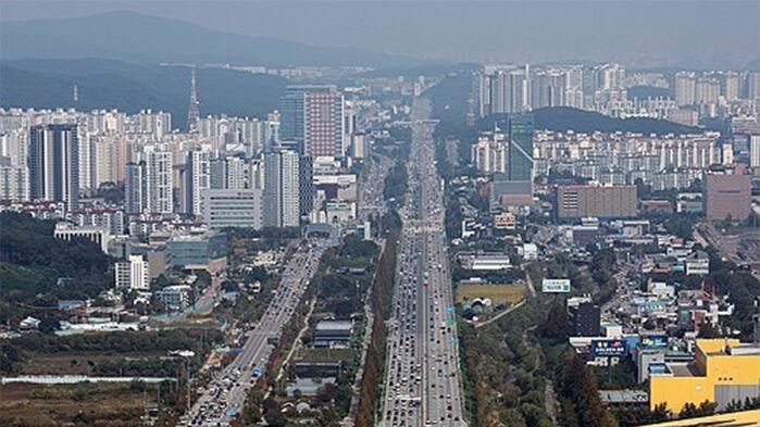경부고속도 신갈분기점 화물차 전도…사고 처리로 교통 차질