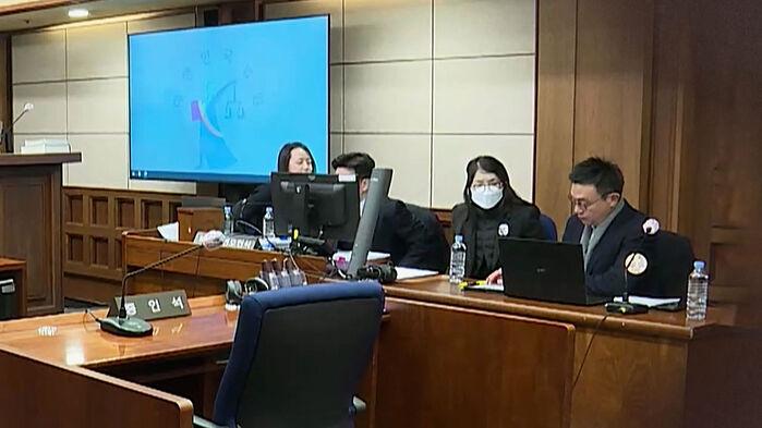 머리 푼 김건희, 간이침대에서 재판…'문자·영수증' 공개