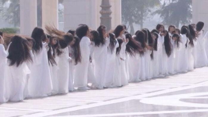 긴 머리 풀어헤치고 '휙휙'…이 대통령 환영식 깜짝 장면