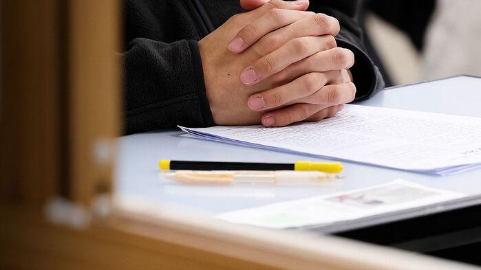 답안지 위에 잉크 '뚝뚝'…수능 사인펜 뜻밖 정황에 분통