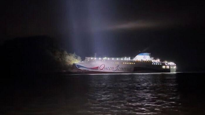 [속보] 해경, '여객선 좌초 책임' 항해사·조타수 긴급체포