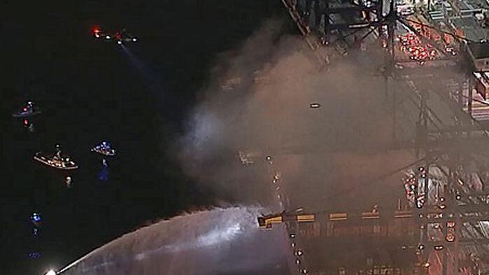 미 LA항 대형 컨테이너선 화재…일부 터미널 운영 중단