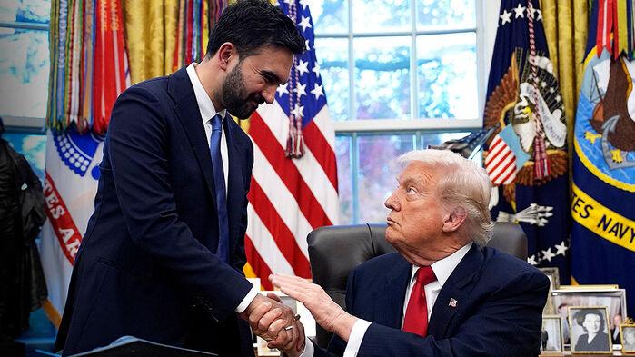 트럼프, 맘다니 팔 '툭' 치더니…'뜻밖 브로맨스' 깜짝