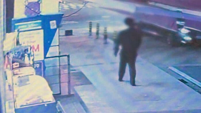 맨발로 길거리 성큼성큼…노모 살해한 아들 CCTV 포착