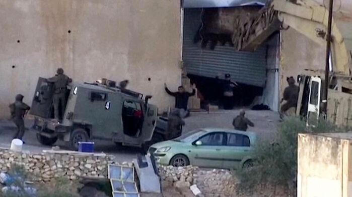 무릎까지 꿇었는데 발길질…건물로 몰아 잔혹 살해했다