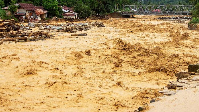 동남아 덮친 극한폭우에 산사태…사망자 400명에 육박