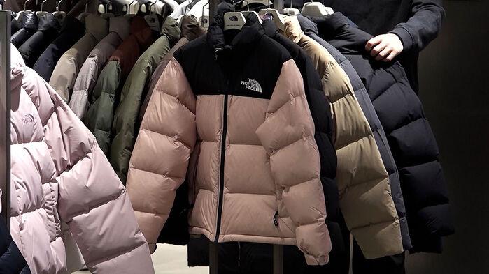 "패딩 거위털 맞아요?" 전수조사…노스페이스 결국