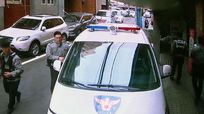 "지금 모텔? 옆엔 남자?"…침묵 속 질문에 '톡톡'