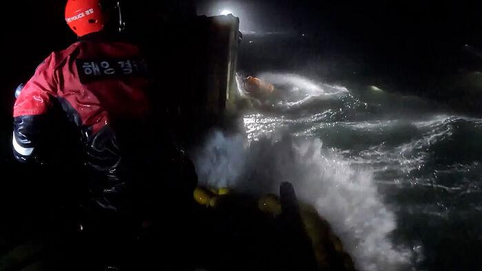 칠흑같은 밤바다 "여전히 실종"…대체 어디에