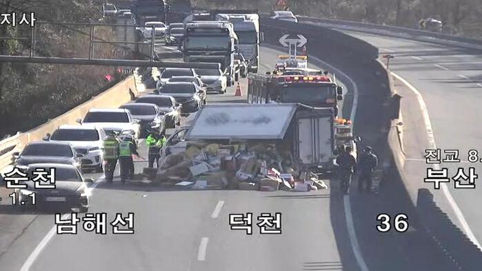 하동 남해고속도서 1톤 탑차 넘어져…2개 차로 막혀 정체