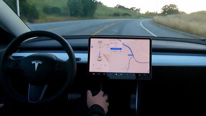 운전대 놔도 척척…안방 들어온 테슬라 자율주행