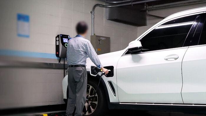 포인트에 현금까지…전기차 몰면 돈 받는다