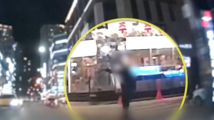 갑자기 튀어나와 '손짓'…찰나 숨었다가 딱 걸렸다