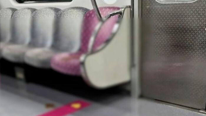 지하철서 승객들 '우르르' 도망…좌석 주변엔 용변