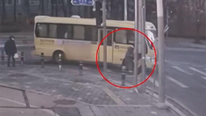 '우회전' 학원 버스에 '쾅'…킥보드 탄 초등생 참변