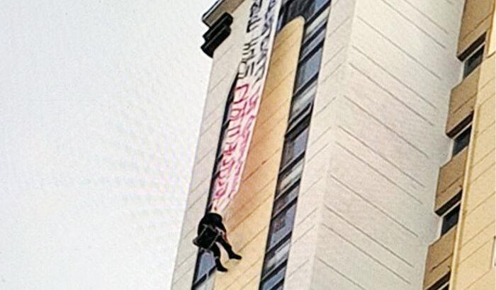 아파트에 매달린 남성…"목숨 걸고 일했다" 현수막 보니