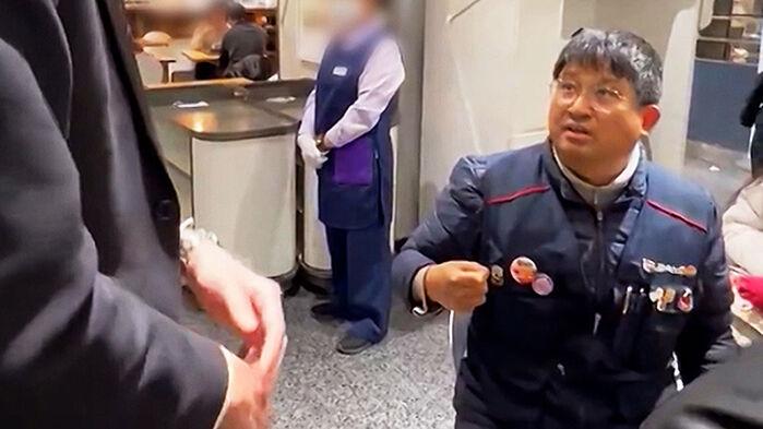 밥 먹으려는데 "조끼 벗어라"…'노조 혐오' 퍼지자 사과