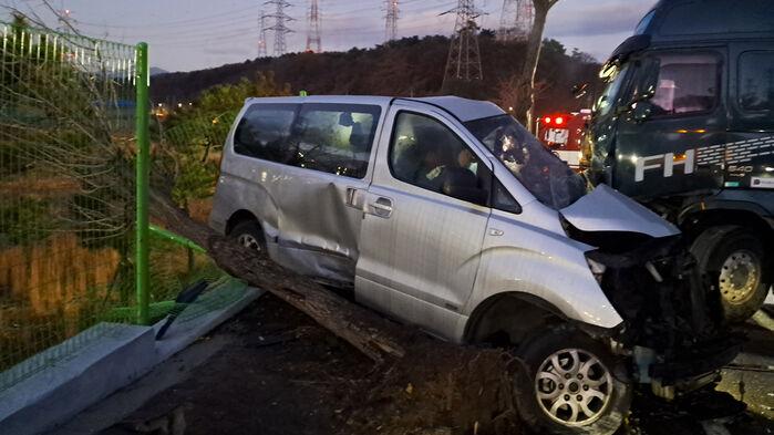 탱크로리 중앙선 넘더니 '쾅'…1명 사망·5명 중상