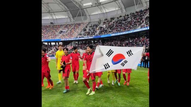 4강 진출! 경기 후 태극기 세리머니를 하는 선수들 [현장영상]