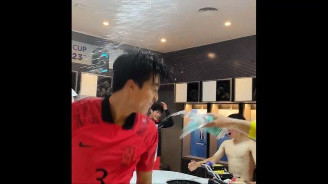 승리의 락커룸! 4강 진출 기쁨을 만끽하는 선수들 [현장영상]