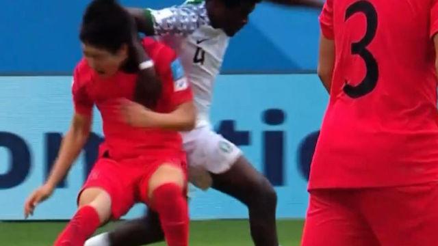 얼굴 때리는 반칙에도 경고 주지 않는 산체스 주심 [대한민국 vs 나이지리아]