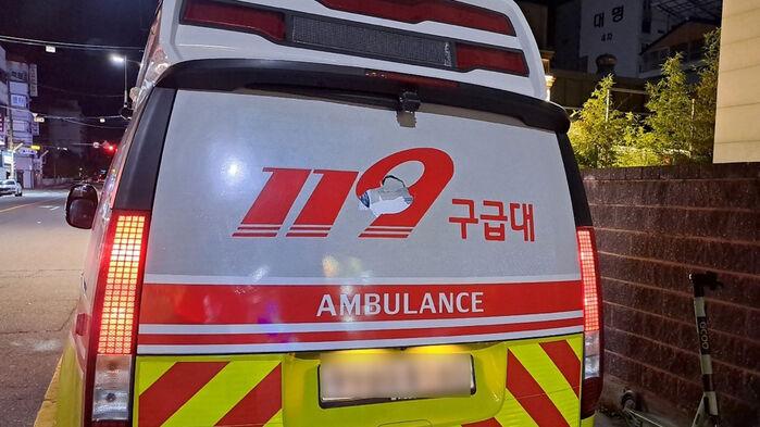 경찰관에 '퉤', 구급차까지 부쉈다…출동했다 봉변
