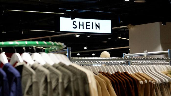 "너희 명품 아냐, 당장 나가라"…백화점에 무장 경찰까지