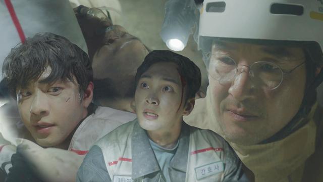 “내가 내려갈 때까지 기다려”